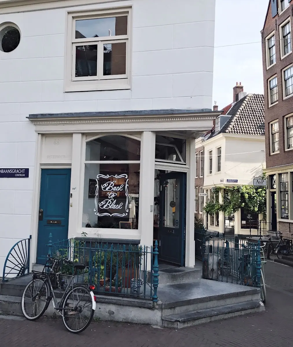 Back to Black Weteringstraat interior