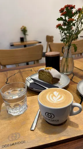 Dos Mundos Cafe interior