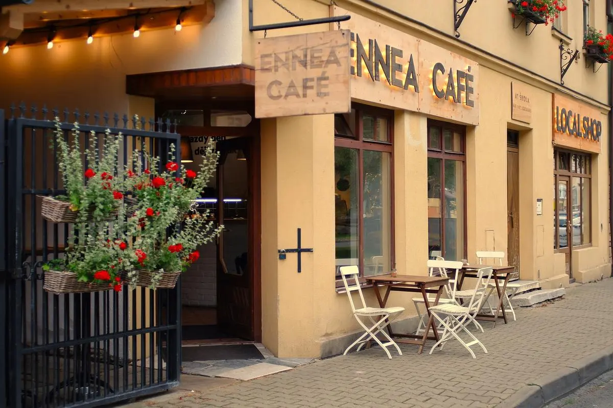 ENNEA CAFÉ & LOCAL SHOP